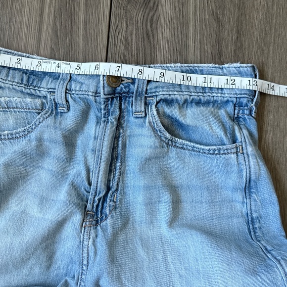 Hollister Ultra High-Rise Baggy Jeans
Size W25R Color Light Wash Denim - Picture 9 of 11